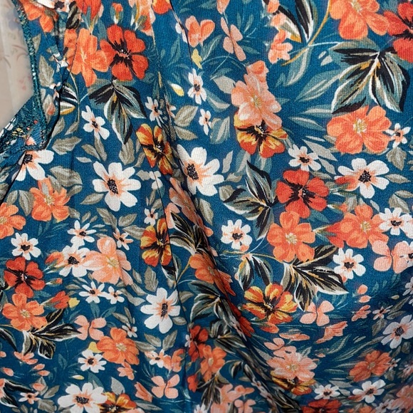 Cute Top! - Picture 3 of 3